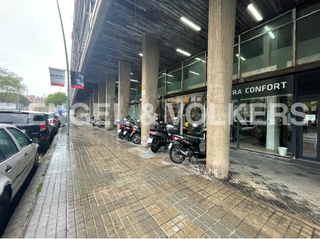 Lloguer Local Comercial a Tres Torres. Gran local a pie de calle con luz natural