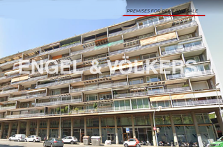 Lloguer Local Comercial a Tres Torres. Gran local a pie de calle con luz natural