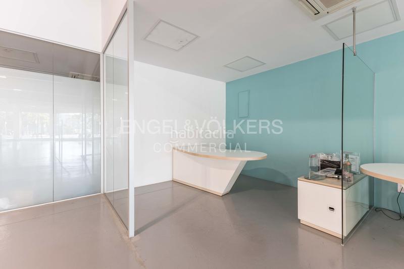 Foto 0a39fde5-0323-4280-976d-73537ee0b636. Alquiler local comercial amplio local con amplia fachada en alquiler en Barcelona