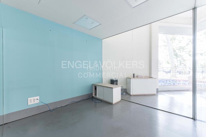 Foto b6085ced-0bbe-47bf-9bdb-8507625b3dfd. Alquiler local comercial amplio local con amplia fachada en alquiler en Barcelona