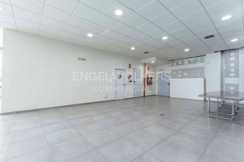 Foto eb7e06a4-fcea-4533-86fa-2e61ff072271. Alquiler local comercial amplio local con amplia fachada en alquiler en Barcelona