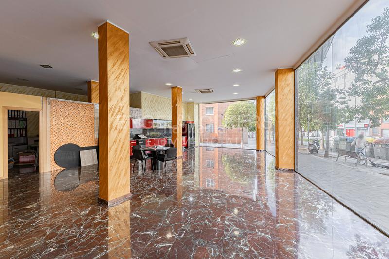 Foto 0d1f86fd-6e6f-4c16-9ade-02b314d0d0c8. Alquiler local comercial alquiler de local comercial esquinero en Esplugues de Llobregat