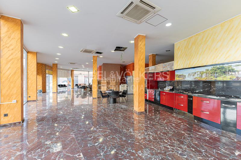 Foto 25f83774-648e-4a6e-b296-31b5150b3f06. Alquiler local comercial alquiler de local comercial esquinero en Esplugues de Llobregat