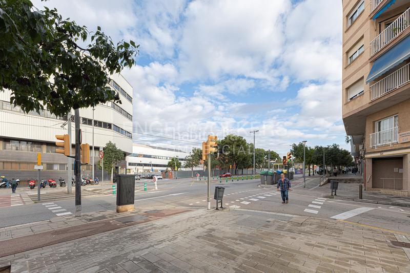 Foto cbc8ec81-e986-454a-a953-9040d3ed238d. Alquiler local comercial alquiler de local comercial esquinero en Esplugues de Llobregat