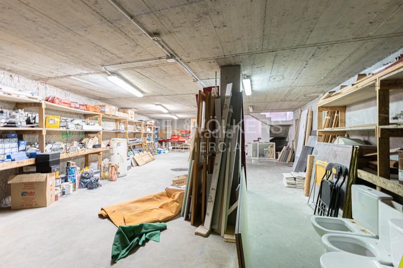 Foto f6f1c10f-cb8f-4787-8384-f686f9f52887. Alquiler local comercial alquiler de local comercial esquinero en Esplugues de Llobregat