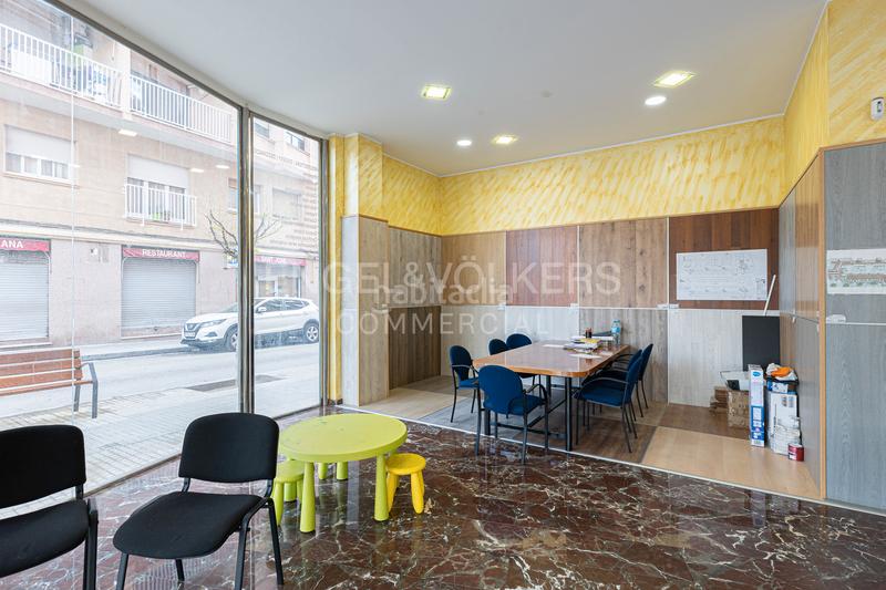 Foto f921ce69-cc4f-43d2-ab0a-a45feb76a4f3. Alquiler local comercial alquiler de local comercial esquinero en Esplugues de Llobregat