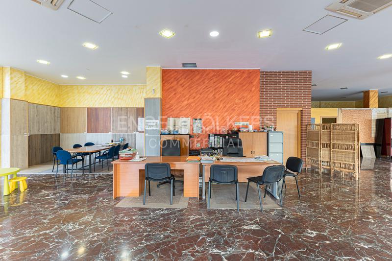 Foto fc47edda-6329-4e1f-890b-5c91fee11f91. Alquiler local comercial alquiler de local comercial esquinero en Esplugues de Llobregat