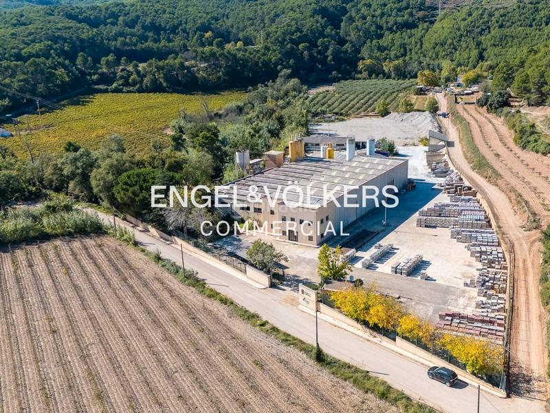 Foto cfd0d93b-48b3-4c8f-bcbc-8b049f0d54a6. Capannone industriale in Centre Igualada