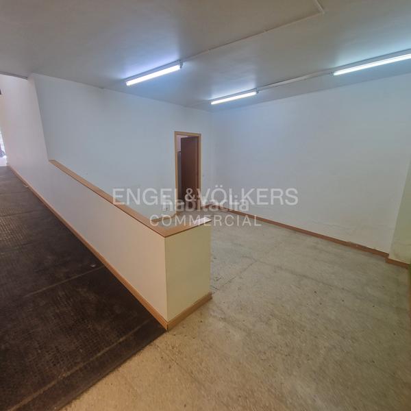 Foto 86ee6ae4-3e66-409a-831b-cc5aa3f54faf. Lloguer local comercial a Vallirana