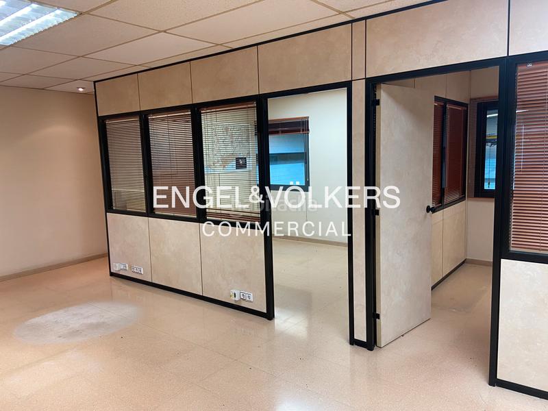 Foto dbf9d4c8-aa1f-49e2-9bc0-0fdaeb2cb840. Bâtiment à usage industriel dans Centre Hospitalet de Llobregat (L´)