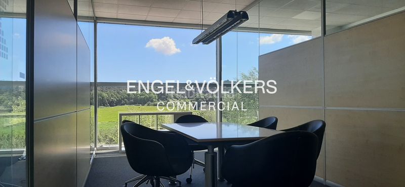 Foto 41e861ae-8195-49ee-9c6a-66a39169b26a. Oficina pequeña oficina con luz y vistas despejadas. en Sant Cugat del Vallès