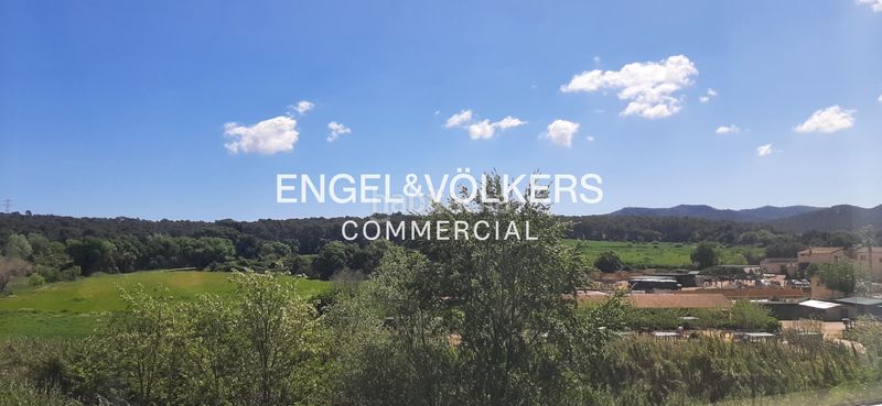 Foto a89c5ca9-5a26-4359-9021-5244ebd182f2. Oficina pequeña oficina con luz y vistas despejadas. en Sant Cugat del Vallès