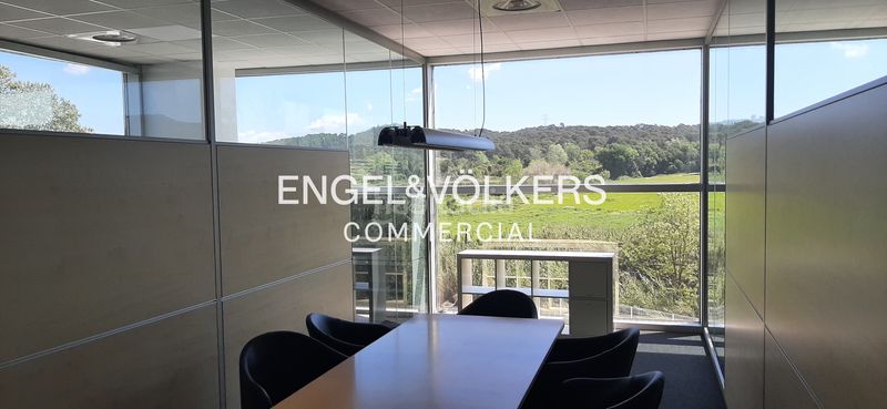 Foto c577db9e-7f4b-4ef3-9009-806ec3d96152. Oficina pequeña oficina con luz y vistas despejadas. en Sant Cugat del Vallès