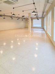 Local Comercial a Centre. Amplio activo comercial en sitges
