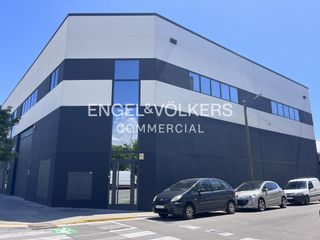 Lloguer Nau industrial a Santa Perpètua de Mogoda. Conjunto de tres naves conectadas en alquiler