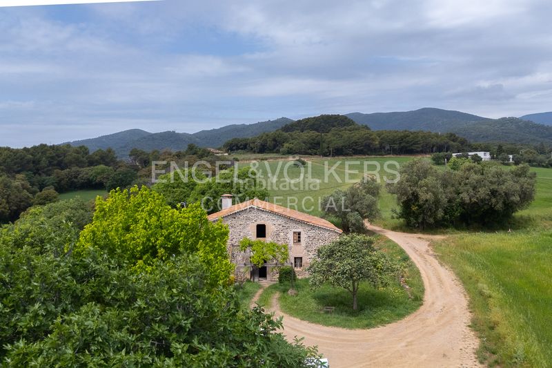 Foto 0b89e8b9-f4da-4e1e-a8f7-c20eb90f1332. Edificio finca agrícola con masía en Cànoves i Samalús