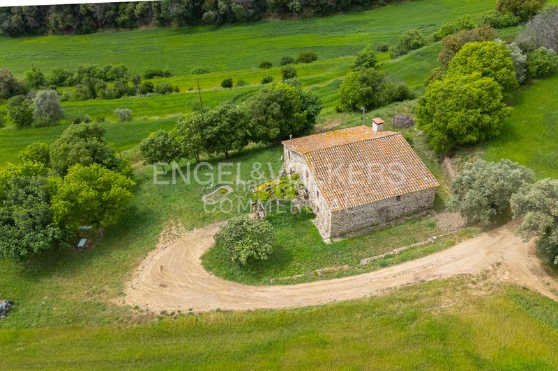 Foto cdbae6e2-485f-45ff-8633-aae2575790bd. Edificio finca agrícola con masía en Cànoves i Samalús