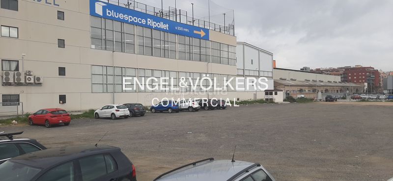 Foto 7724723c-60e8-41d9-83d0-03a21397520c. Alquiler edificio solar urbano para construir un gran edificio comercial en Ripollet
