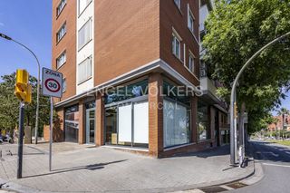 Lloguer Local Comercial a Centre. Local esquinero con mucha visibilidad, escaparate y luz
