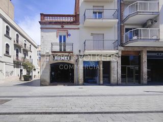 Lloguer Local Comercial a Centre. Local premium esquinero en alquiler en plaza del mercat de tarra