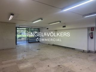Local Comercial a Centre. Local u oficina en venta en avenida principal de esplugues de ll