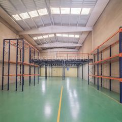 Nau industrial a Sant Vicenç dels Horts. Excelente nave de de hormigón con altura y gran visibilidad