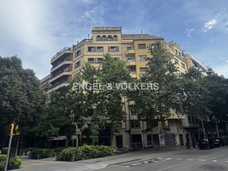 Foto d8bdd838-e21f-4d95-b8d3-e0d70fbd9bbe. Edifici a Sant Antoni Barcelona