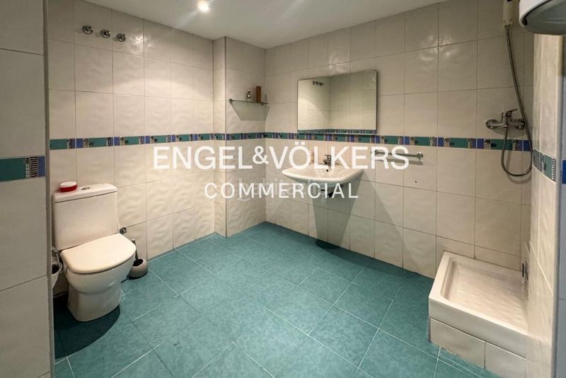Foto 20f4a7c1-d1a7-41ee-b08d-9b6ef0b9a7cd. Local comercial a Sant Antoni Barcelona