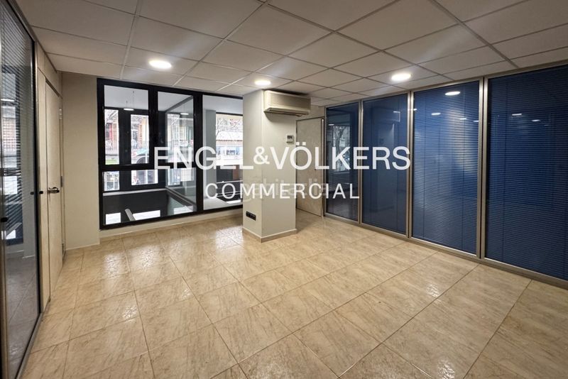 Foto a8c8cd6c-b64e-4c64-8c96-d7dafae78b2f. Local comercial a Sant Antoni Barcelona