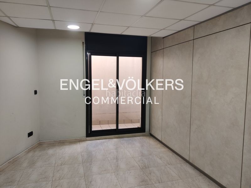 Foto ef0fdeb3-b863-4dda-bc89-2d848e1217af. Local comercial a Sant Antoni Barcelona