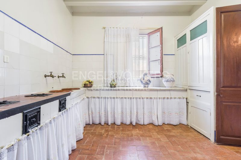 Foto a8ef5a2e-5f6c-4046-83de-8dff18e5932a. Edificio in Castellet i la Gornal