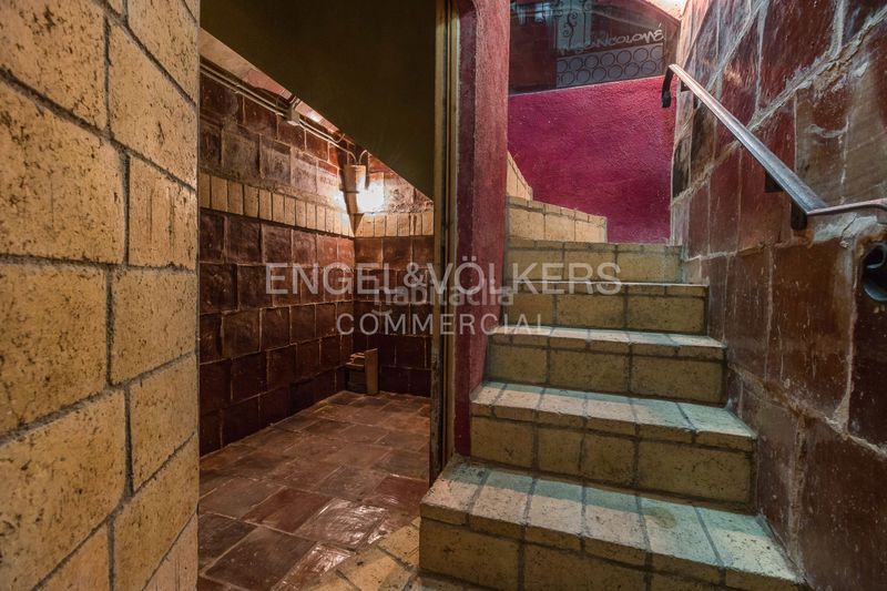 Foto afe6ae7b-0680-434e-8799-9b08cbf7e3dd. Edificio in Castellet i la Gornal