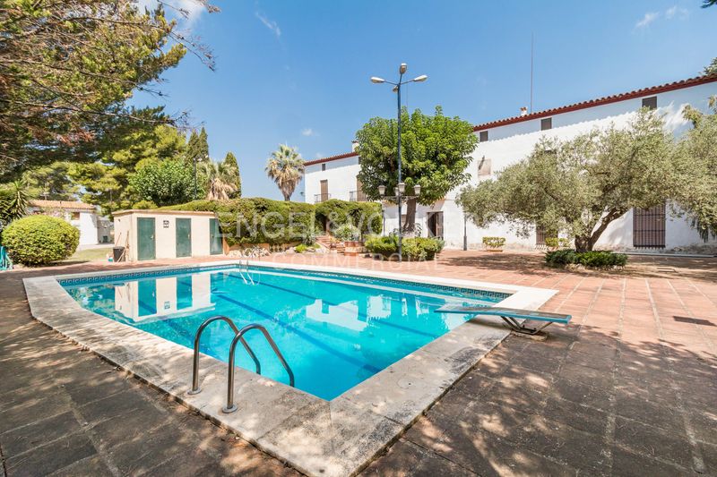 Foto e108abe4-ae67-4cf0-94a0-f8a53717483f. Edificio in Castellet i la Gornal