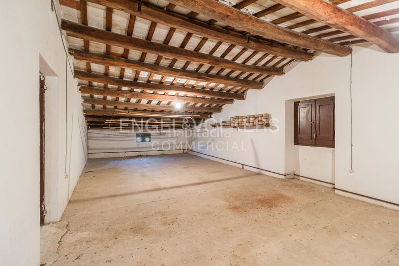 Foto e3f6f8b9-1646-4a07-be22-75328b1d7f00. Edificio in Castellet i la Gornal