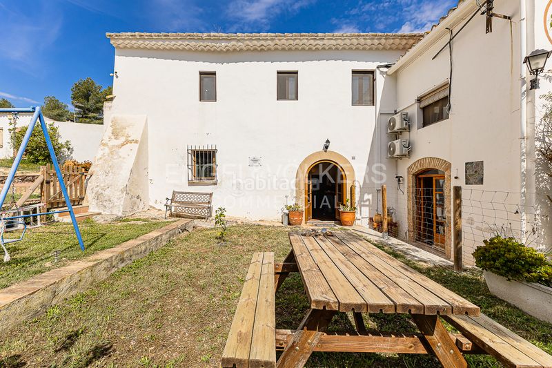 Foto bf0fc779-504c-4ab5-ac06-08d3a495522d. Edificio masia les farigoles en Centre Sant Pere de Ribes