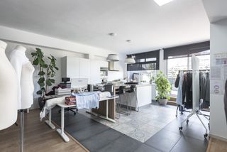 Office space in La Vila Olímpica del Poblenou. Gran ático con terraza y parking en edificio comercial en 22