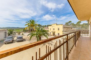 Nave industrial en Torrelles de Foix. Finca rural con naves y 10.000 m de parcela urbana en el alt pen