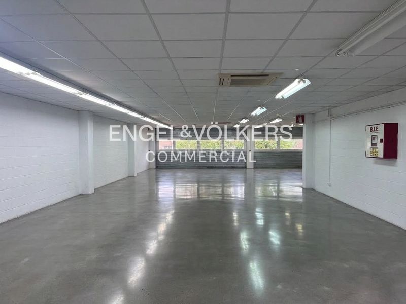 Foto cf954466-6d32-40e4-b435-0bcd5909adf5. Nave industrial nave en venta en montigala en Centre Badalona