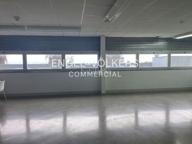 Foto fe6ba61b-44c0-46c5-8ba0-4fb76aee7954. Nave industrial nave en venta en montigala en Centre Badalona