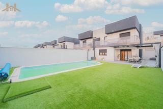 Casa aparellada en Calle de benicarl 90. Chalet pareado en zona mediterrneo