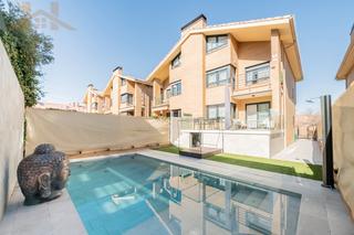 Casa pareada en Calle de comillas 6. Chalet pareado en venta en calle de comillas