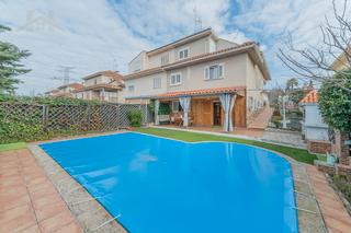 Casa pareada en Avenida de las flores 20
