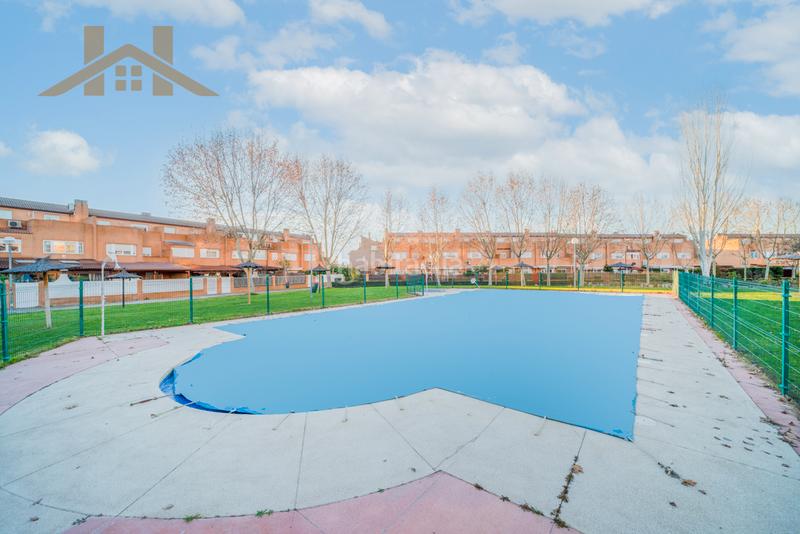 Foto 7b1db5fa-4f7f-4528-9826-922950dfa2f1. Chalet en calle del eucalipto 109 en Parque Coimbra Móstoles