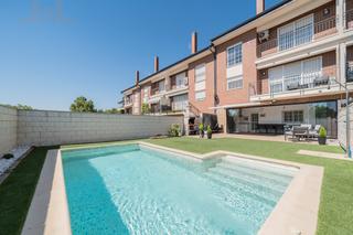Xalet en Calle arousa 69. Chalet adosado en zuna bulevar