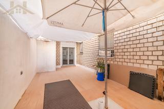 Pis  Plaza de la rábida. Bajo reformado con amplio patio interior en zona centro de pinto