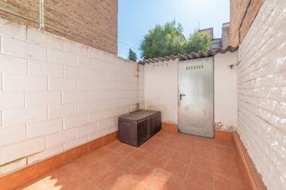 Pis  Calle de islas canarias. Piso de 3 dormitorios con patio, terraza y múltiples mejoras en