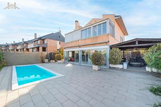 Xalet en Avenida de italia 45. Chalet independiente con piscina privada en pleno bulevar de arr