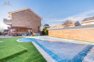 Doppelhaus  Avenida del cantábrico 286. Espectacular chalet pareado en zona bulevar