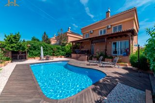 Chalet in Avenida valdelacea 127