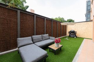 Appartement à Calle del monasterio de guadalupe 22. Exclusivo bajo con patio privado en una de las mejores zonas de